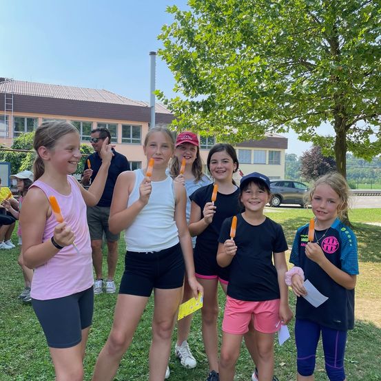 Bild enthält, Shorts, People, Person, Female, Girl, Teen, Child, Adult, Male, Man