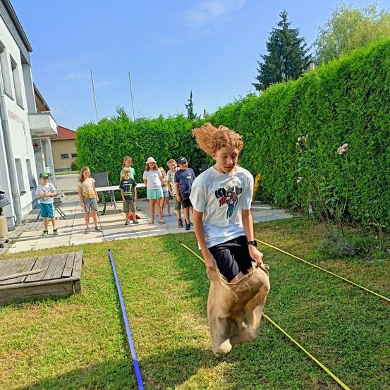 Bild enthält, Person, Footwear, Shoe, Wristwatch, Animal, Canine, Mammal, Pet, Hat, Shorts