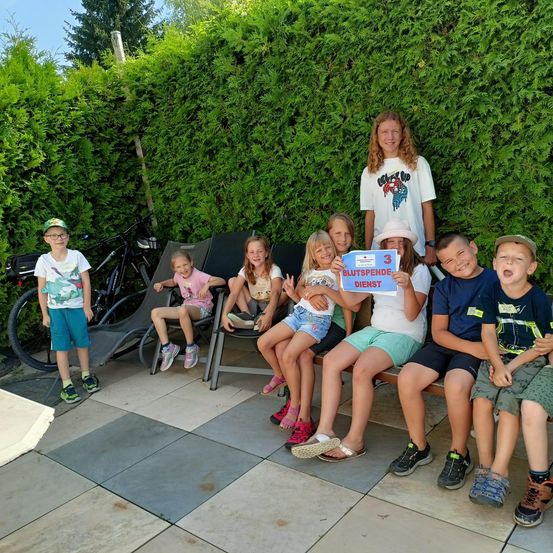 Bild enthält, Grass, Park, Backyard, People, Portrait, Shorts, Summer, Path, Hedge, Herbal