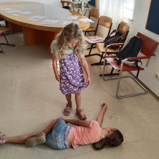 Bild enthält, Table, Person, Photography, Portrait, Child, Female, Girl, Shorts, Pants, Sandal
