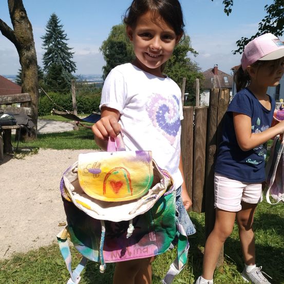 Bild enthält, Shorts, Summer, Tree, Grass, Person, Hat, Child, Female, Girl, Portrait