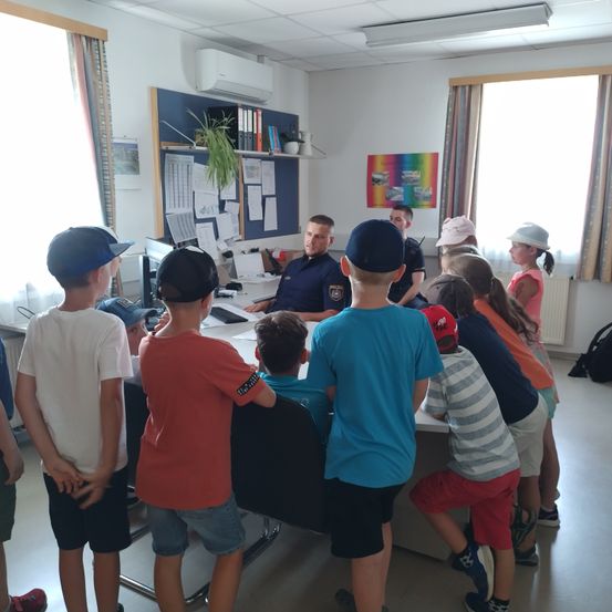 Bild enthält, Baseball Cap, Shorts, Person, Boy, Child, Male, Adult, Man, School, Shoe