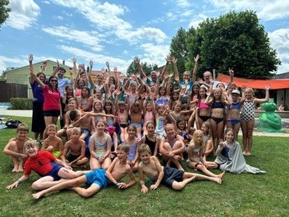 Bild enthält, People, Person, Grass, Barefoot, Summer, Swimwear, Adult, Female, Woman, Child