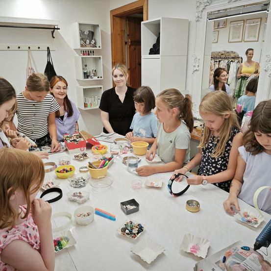 Bild enthält, People, Person, Adult, Female, Woman, Brunch, Child, Girl, Table, Tabletop