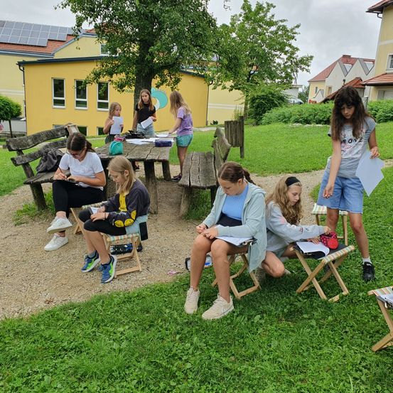 Bild enthält, Grass, Child, Female, Girl, Person, Teen, Adult, Woman, People, Neighborhood