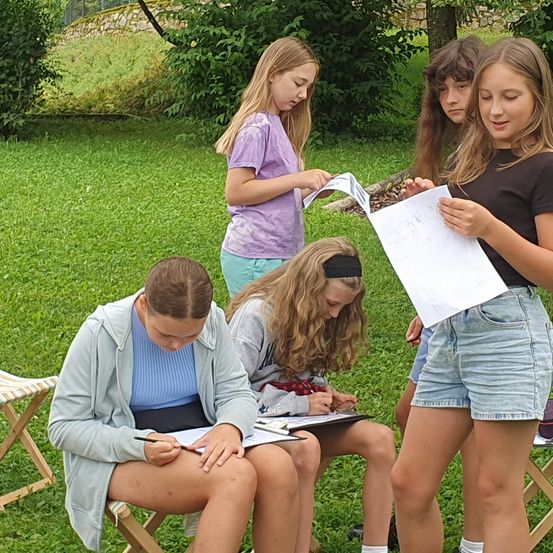 Bild enthält, Grass, Shorts, Female, Girl, Person, Teen, Child, Face, Lawn, People