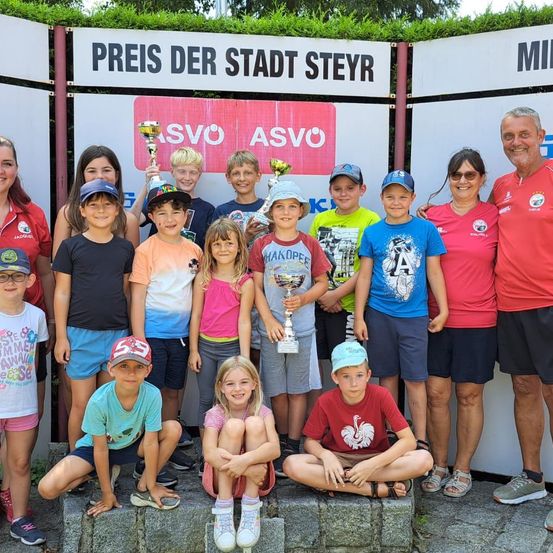 Bild enthält, T-Shirt, Groupshot, Person, People, Shorts, Skirt, Boy, Child, Male, Man