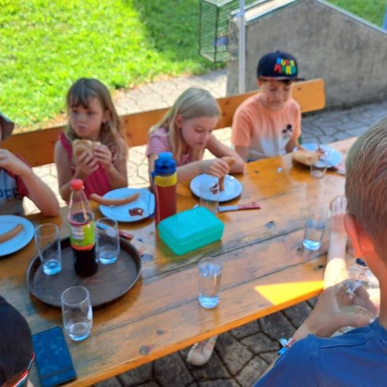 Bild enthält, Dining Table, Table, People, Person, Brunch, Dining Room, Boy, Child, Male, Girl