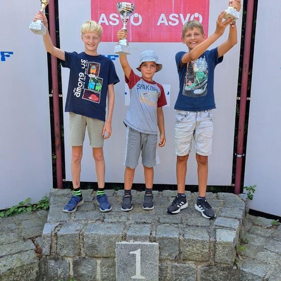 Bild enthält, Shorts, T-Shirt, Pants, Person, Photography, Portrait, Shelter, Path, Grass, People