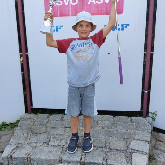 Bild enthält, T-Shirt, Shorts, Face, Head, Photography, Portrait, Pants, Shoe, Baseball Cap, Hat