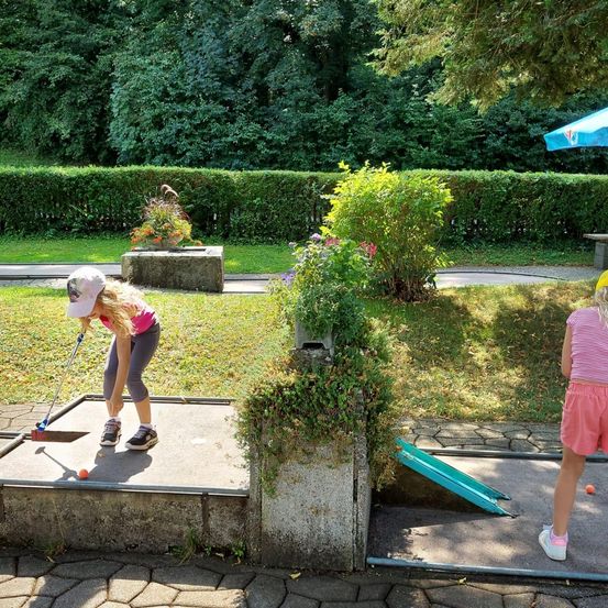 Bild enthält, Shorts, Outdoors, Child, Female, Girl, Person, Nature, Tree, Golf, Field