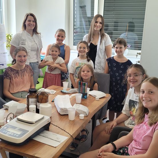 Bild enthält, Dining Room, Dining Table, Table, People, Person, Adult, Female, Woman, Child, Girl