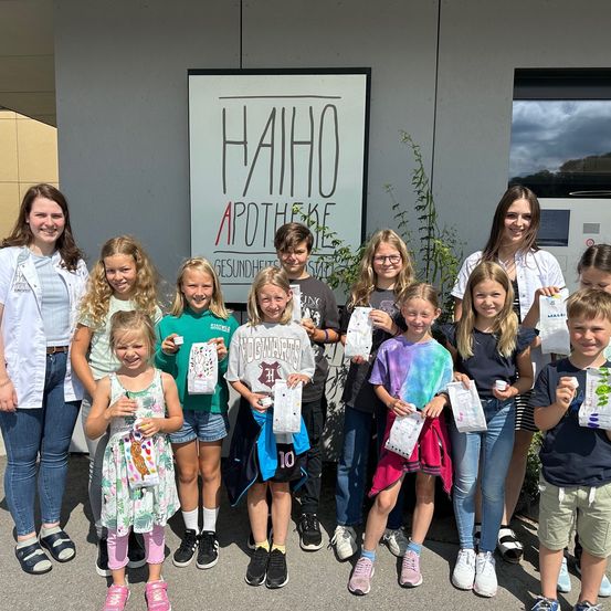 Bild enthält, Pants, People, Person, Female, Girl, Teen, Jeans, Groupshot, Shorts, Child