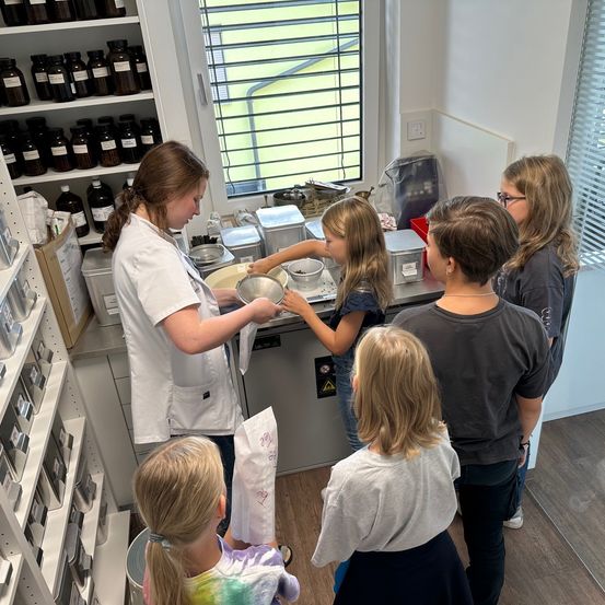 Bild enthält, Person, Child, Female, Girl, Laboratory, Face, Head, Indoors, Shop, Shoe