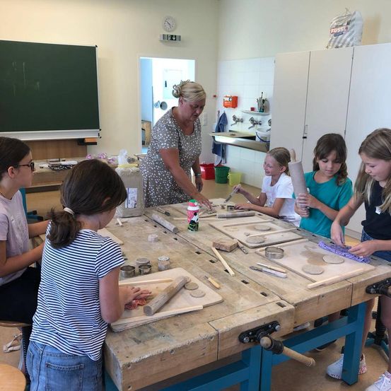 Bild enthält, Adult, Female, Person, Woman, Factory, Manufacturing, Workshop, Child, Girl, Table