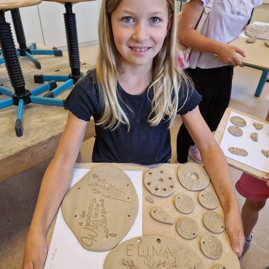 Bild enthält, Wood, Child, Female, Girl, Person, Furniture, Table, Plywood
