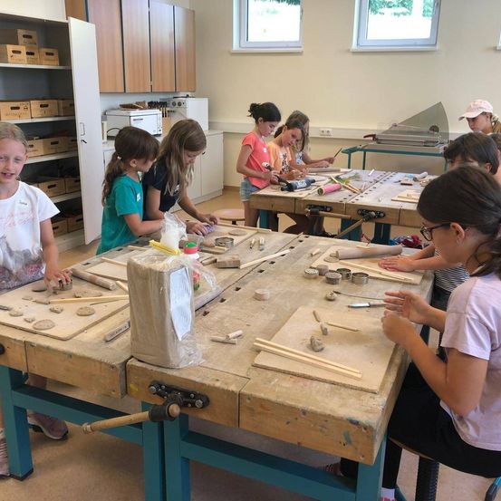 Bild enthält, Factory, Manufacturing, Workshop, Person, Child, Female, Girl, Hammer, Glasses, Face