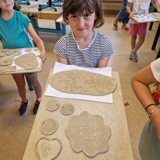 Bild enthält, Table, Person, Portrait, Plywood, Wood, Floor, Flooring, Child, Female, Girl