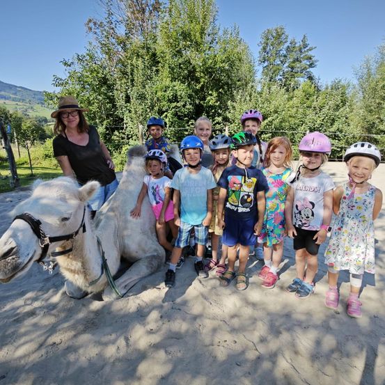 Bild enthält, Grass, Park, Photography, Portrait, Tree, Vegetation, Shorts, Woodland, Grove, People