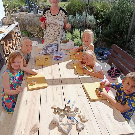 Bild enthält, Dining Table, Furniture, Table, Potted Plant, Dining Room, Person, Portrait, Tabletop, Female, Woman