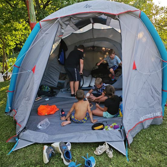 Bild enthält, Outdoors, Shelter, Tent, Camping, Shoe, Boy, Child, Male, Person, Grass