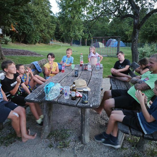 Bild enthält, Grass, Outdoors, Park, Dining Table, Table, People, Vegetation, Backyard, Tree, Grove