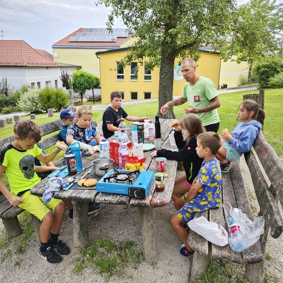 Bild enthält, People, Person, Boy, Child, Male, Female, Girl, Adult, Man, Fun