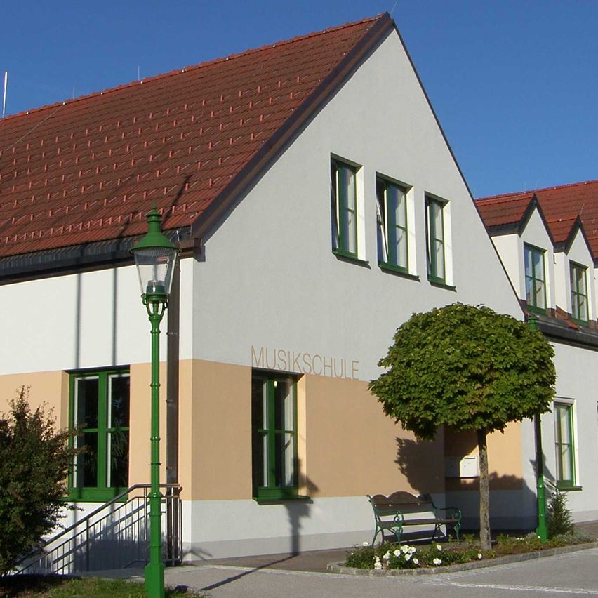 Bild enthält, Neighborhood, Suburb, Bench, Furniture, Building, Housing, House, Row House