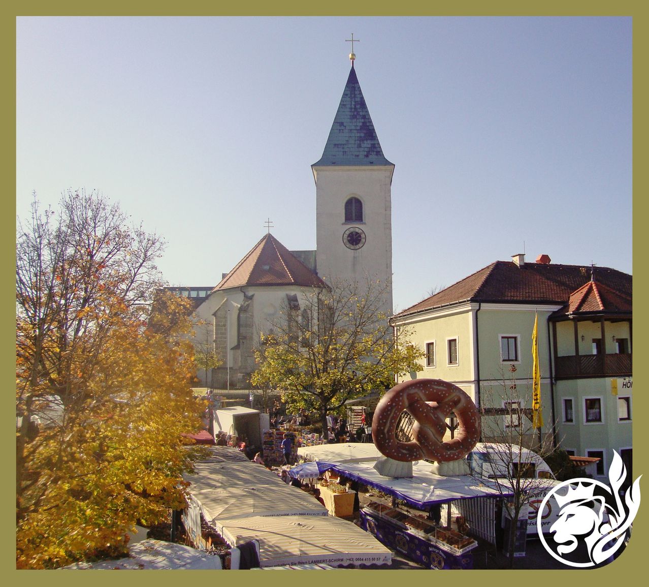 Bild enthält, Architecture, Building, Clock Tower, Tower, Spire, Bell Tower, Person, Machine, Wheel
