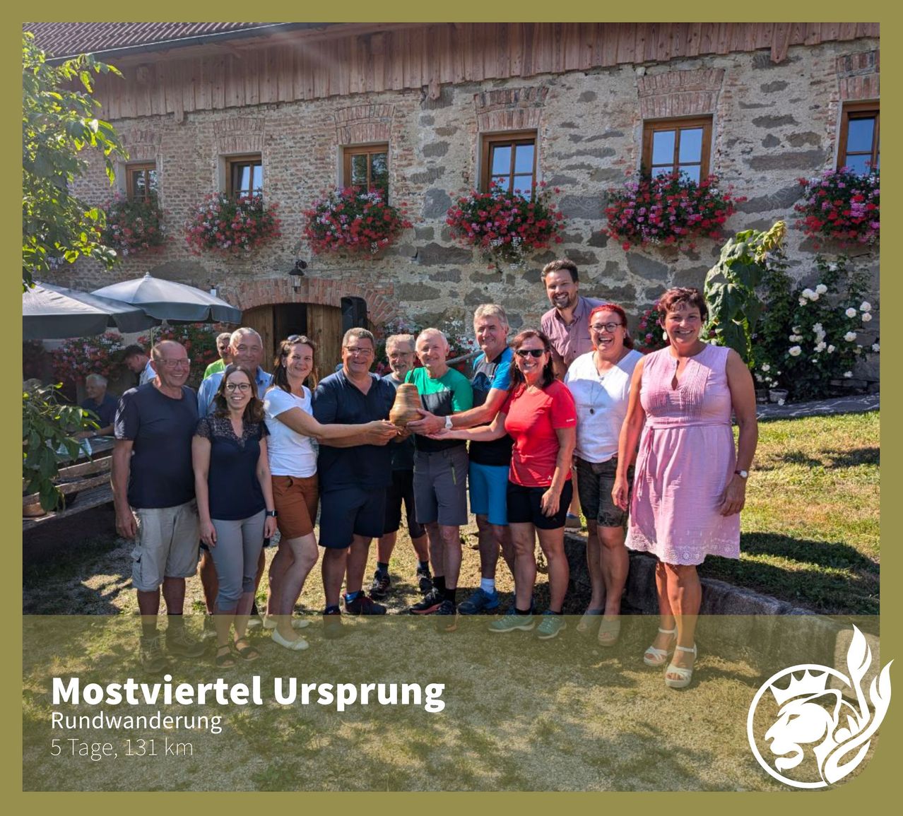 Bild enthält, Backyard, Yard, Villa, People, Person, Grass, Photography, Portrait, Shelter, Tree