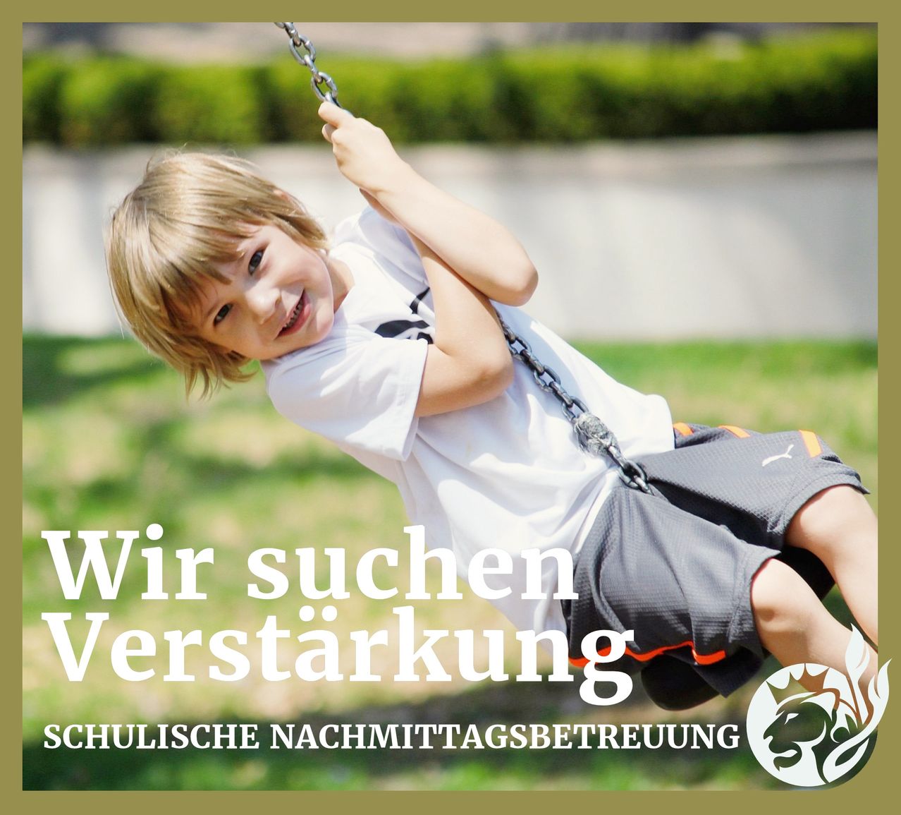 Ein junger Junge schwingt auf einer Schaukel und lächelt, während er die Ketten hält. Er trägt ein weißes T-Shirt und graue Shorts. Die Schaukel ist an einem Baum aufgehängt. Der Text lautet 'Wir suchen Verstärkung Schulische Nachmittagsbetreuung'.
