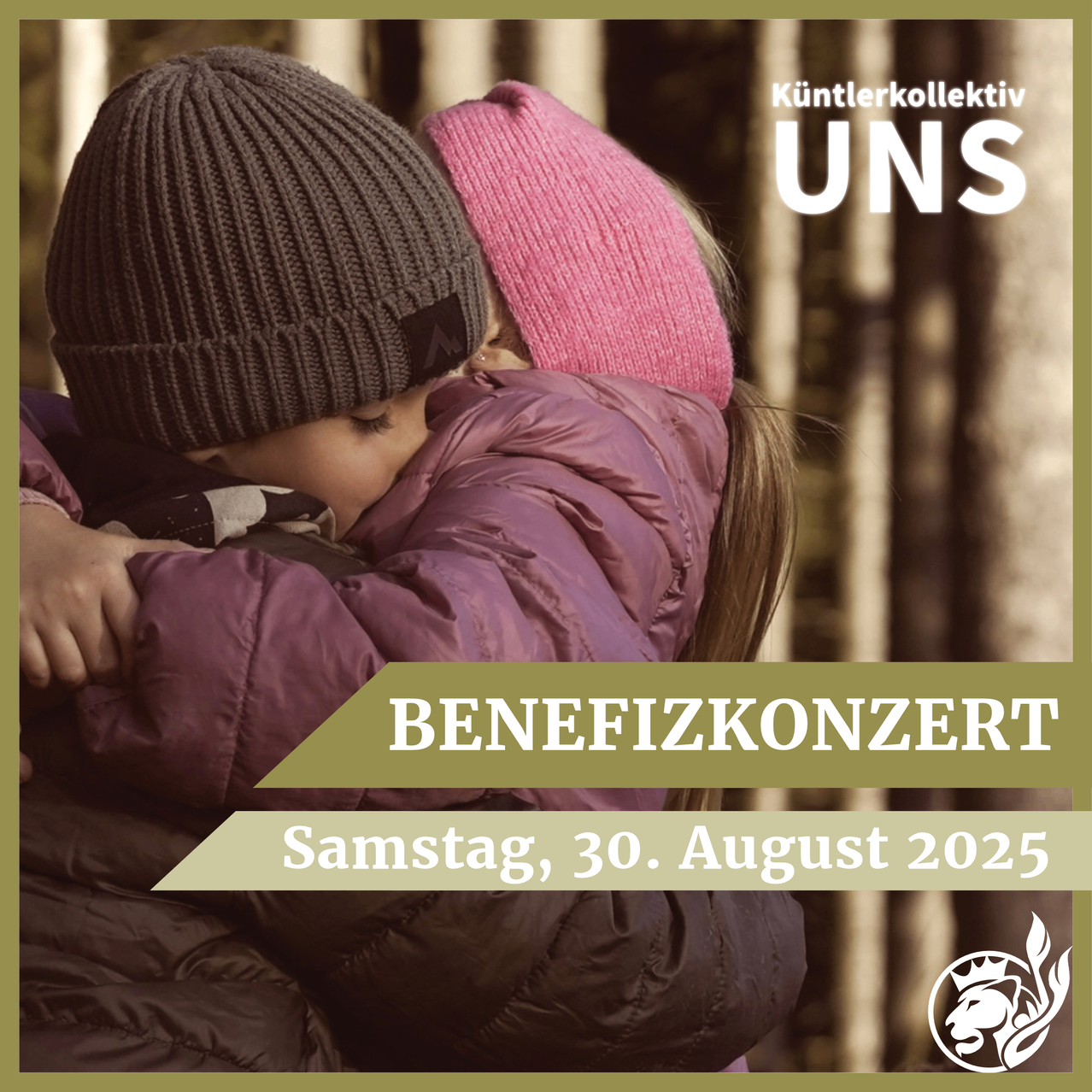 Plakat für ein Benefizkonzert am 30. August 2025 mit zwei Kindern in Winterkleidung, die sich umarmen.