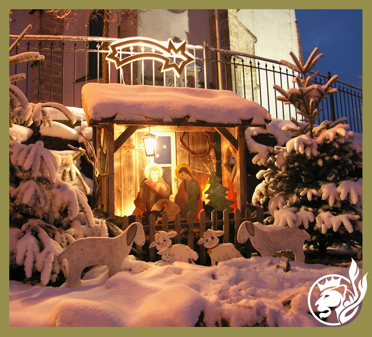 Eine Krippe mit Krippe, Jesus und Maria, umgeben von Tieren in einer verschneiten Landschaft, beleuchtet von einem warmen Licht.