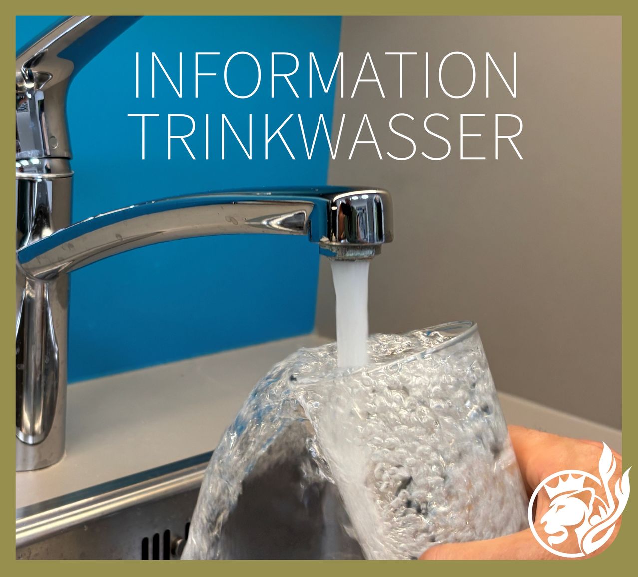 Eine Person füllt ein Glas mit Wasser aus einem Wasserhahn, über dem der Text 'Information Trinkwasser' steht.