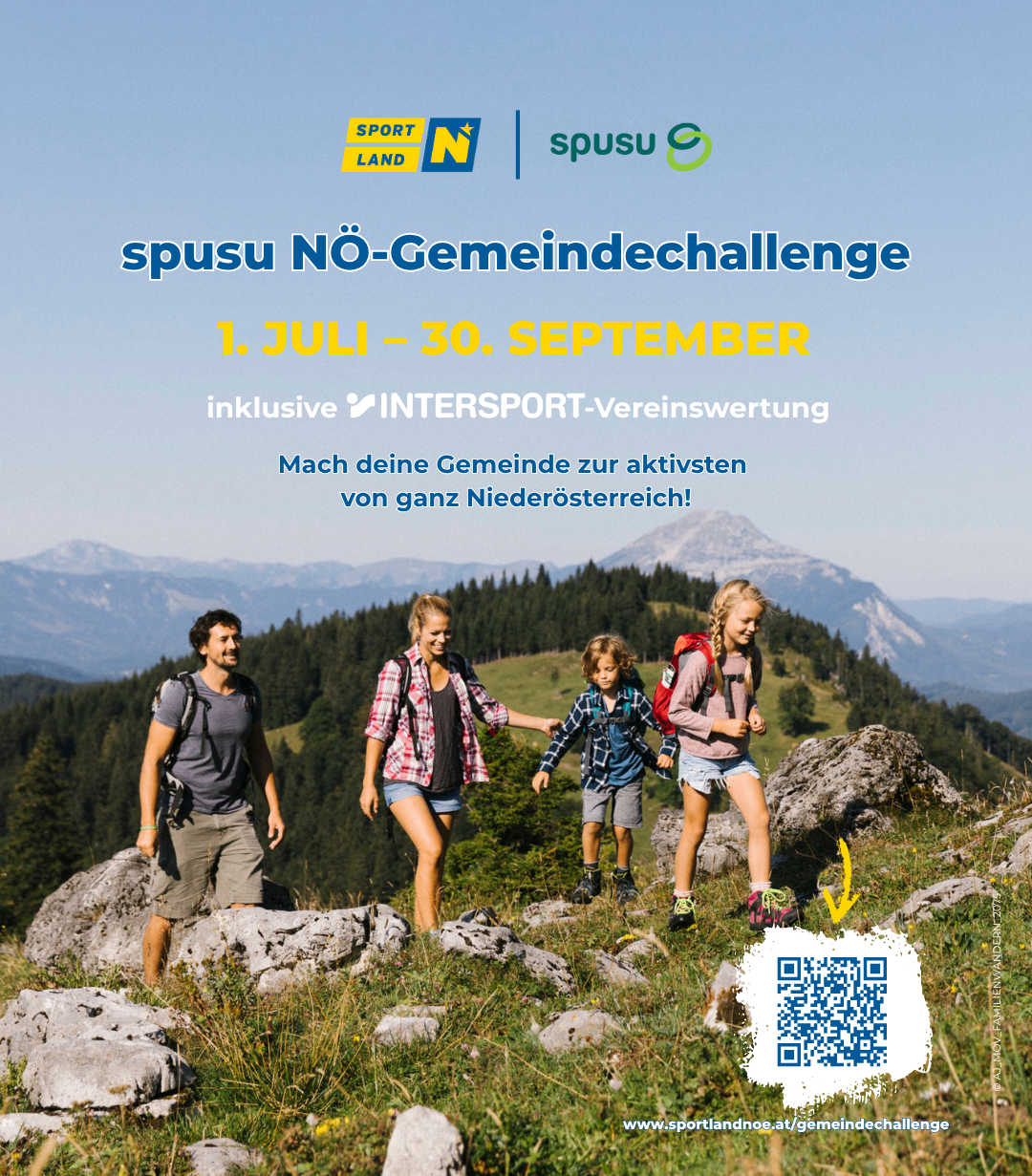 Die spusu NO-Gemeindechallenge vom 1. Juli bis 30. September lädt dazu ein, Ihre Gemeinde zur aktivsten in Niederösterreich zu machen. Beinhaltet INTERSPORT-Mitgliedschaft. Eine Familie wandert in den Bergen mit einem QR-Code.