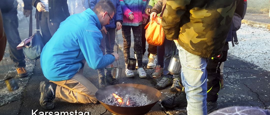 Bild enthält, Adult, Male, Man, Person, Shoe, Handbag, Jacket, Female, Woman, Cooking Pan