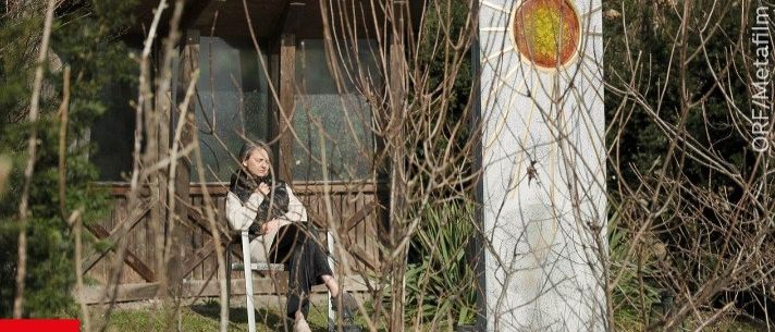 Eine Frau sitzt auf einem Stuhl in einem Garten mit kahlen Bäumen. Hinter ihr befindet sich ein Gebäude mit einem Fenster. Das Bild ist mit 'ORF/Metadaten' Wasserzeichen versehen. Darunter steht der Text 'kreuz und quer Schicksalsglaube' mit 'ORF ON' und '35 Min, AUT'. Die Zeit ist 'UT'. Das Bild hat einen 'Ausstrahlungstermine' Button.