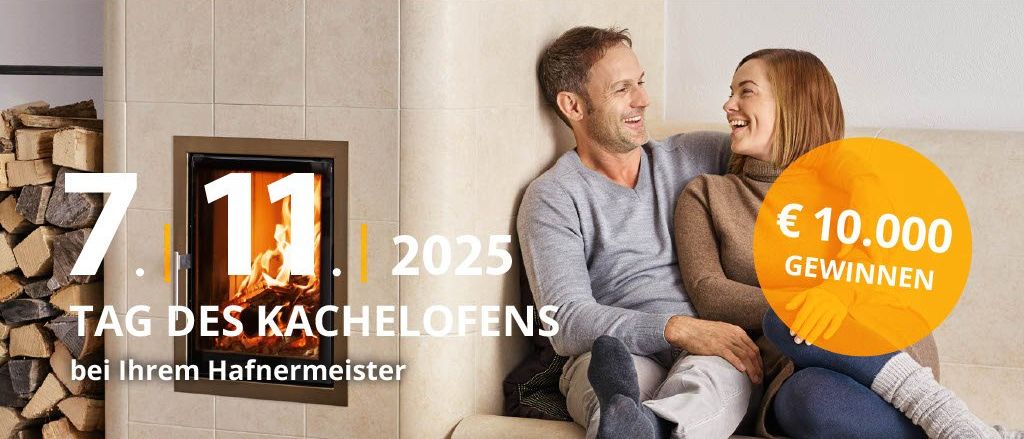 Ein Paar lächelt vor einem Kamin. Der Mann trägt einen Pullover und die Frau ein Rollkragenshirt. Sie sitzen auf einer Couch. Ein Tisch mit einer Tasse steht vor ihnen. Der Kamin hat die Nummer 11. Ein QR-Code befindet sich rechts.