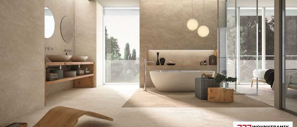 Bild enthält, Indoors, Interior Design, Bathing, Floor, Flooring, Tub, Bathtub, Sink, Lamp, Door