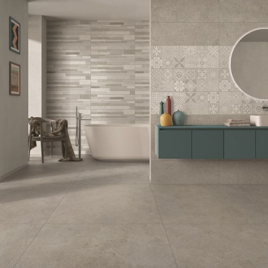 Bild enthält, Floor, Flooring, Indoors, Interior Design, Tile, Architecture, Building, Chair, Bathing, Bathtub