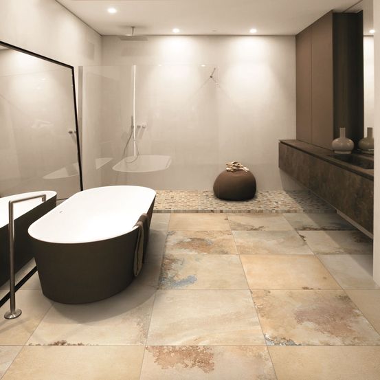 Bild enthält, Floor, Flooring, Architecture, Building, Bathing, Bathtub, Person, Tub, Indoors, Interior Design