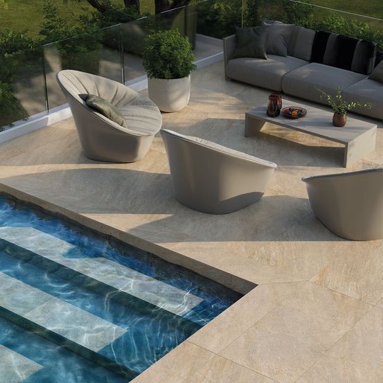 Bild enthält, Pool, Water, Couch, Furniture, Swimming Pool, Sink, Floor, Backyard, Outdoors, Hot Tub