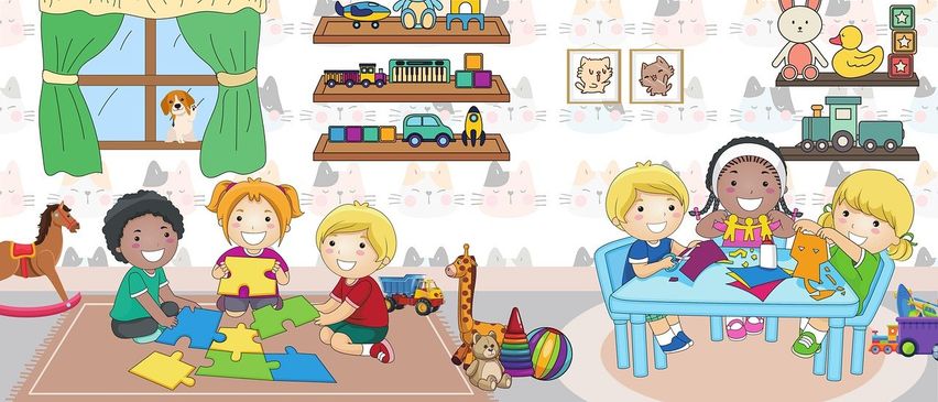 Mehrere Kinder spielen in einem Zimmer mit Spielzeug. Ein Junge schneidet Papier mit Schere. Ein Mädchen macht ein Puzzle. Ein Junge sitzt auf einem Stuhl und lächelt. Es gibt Regale mit Spielzeug an der Wand.