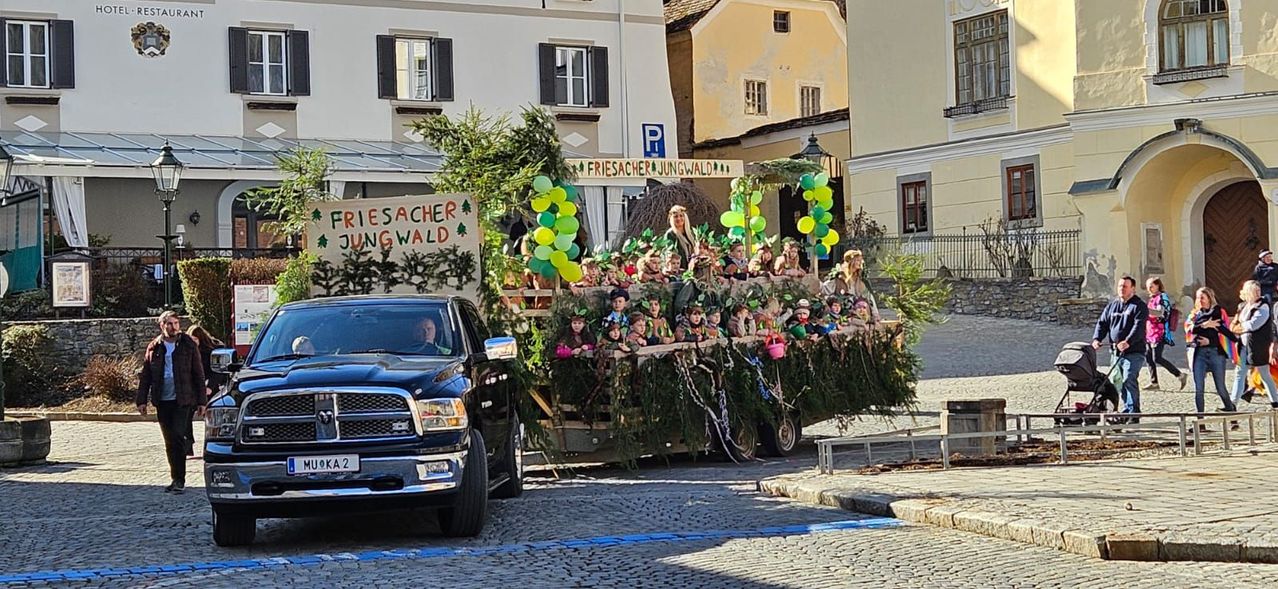 Bild enthält, City, Neighborhood, Urban, People, Person, Car, Vehicle, Wheel, Parade, Coat