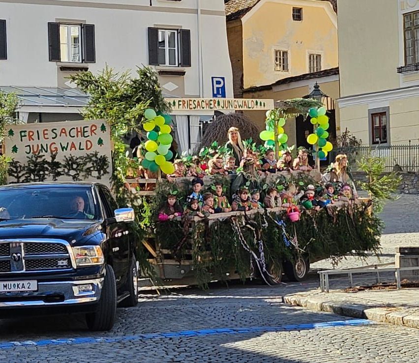 Bild enthält, City, Neighborhood, Urban, People, Person, Car, Vehicle, Wheel, Parade, Coat