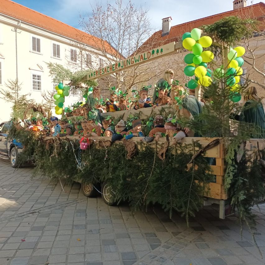 Bild enthält, Neighborhood, Potted Plant, City, Balloon, Planter, Street, Urban, Path, Walkway, Shelter
