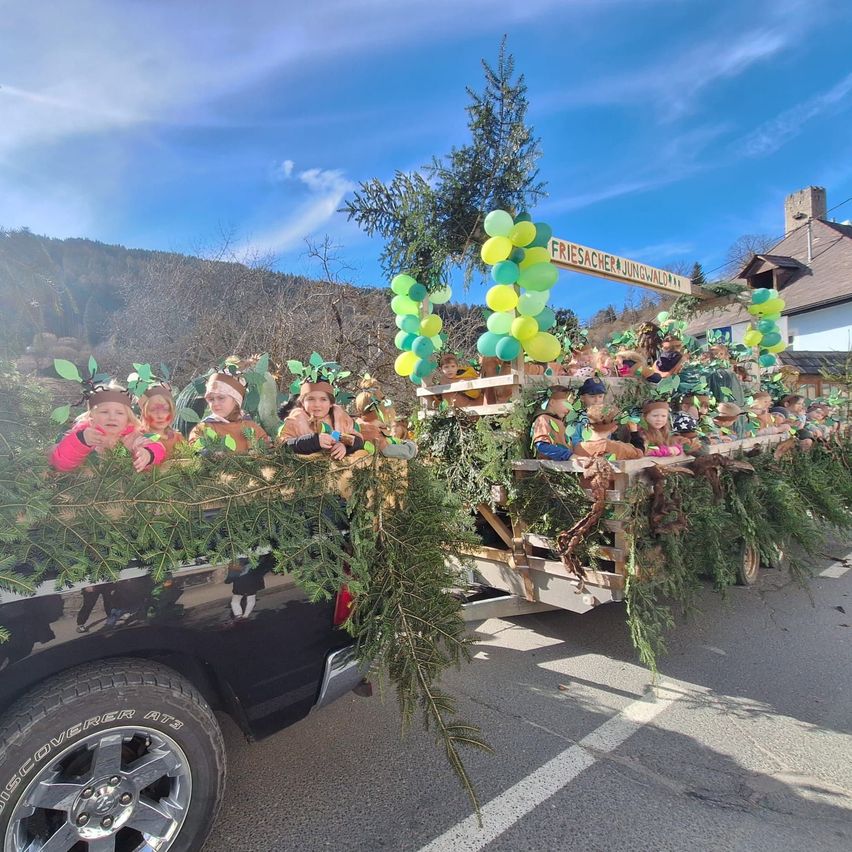 Bild enthält, Tree, Vegetation, Parade, Person, Balloon, Wheel, Baby, Potted Plant, Face, Hat