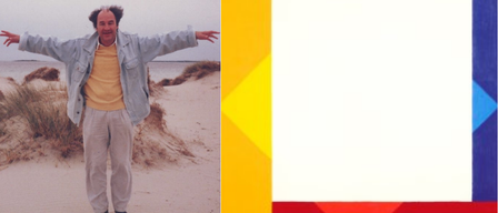 Ein Mann in einem gelben Hemd steht mit ausgestreckten Armen am Strand. Daneben befindet sich ein farbiges abstraktes Gemälde mit gelben, grünen, weißen und roten Quadraten.