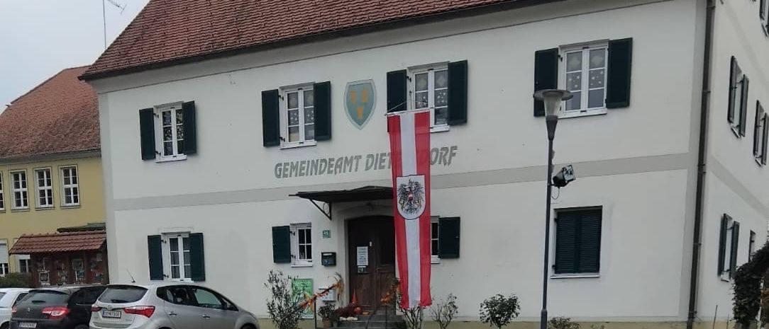 Bild enthält, Car, Transportation, Vehicle, Machine, Wheel, Police Station, Flag