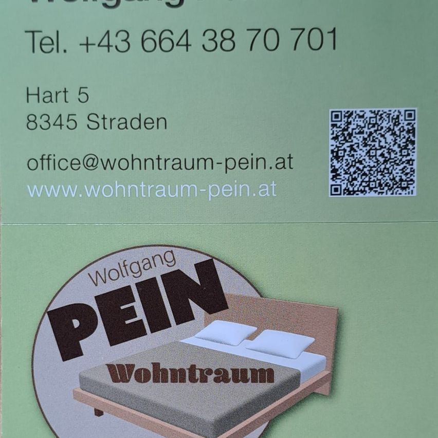 Bild enthält, Advertisement, Poster, Paper, QR Code, Text, Furniture